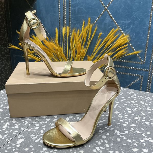 Semplici sandali con fibbia a una linea sexy tacco sottile in pelle lucida dorata tacchi alti punta aperta 2023 estate nuove scarpe da donna scarpe di lusso firmate 10,5 cm Taglia 35-42 + scatola