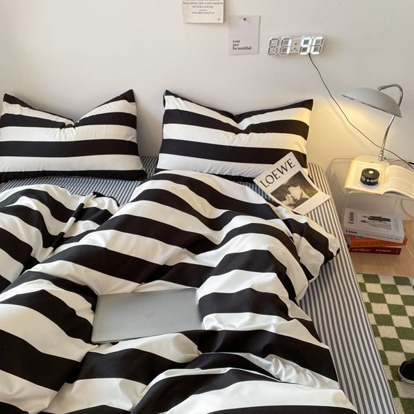 Bedding Sets Quilt Cober Set com linho de cama preto e branco Filtro de listra plana Campa de cama para adultos Campa de cama de casal de solteiro conjunto 230504