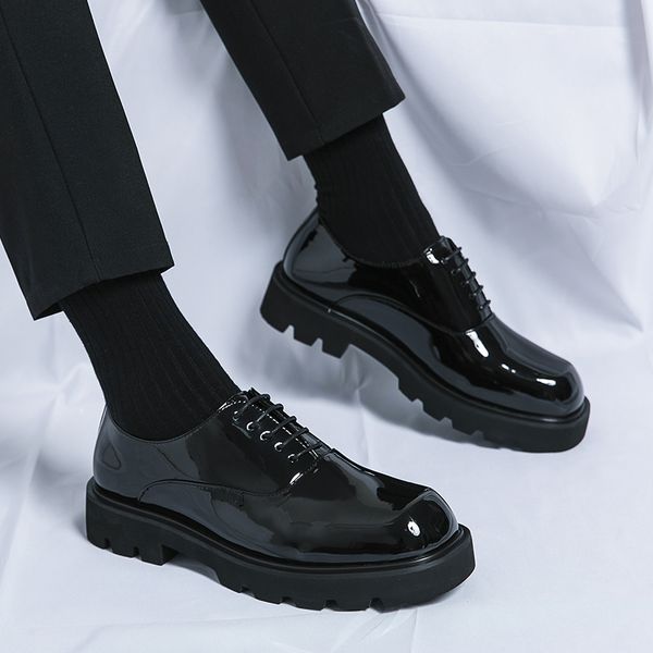 Sapatos de couro masculino Sapatos homens de estilo coreano Sapatos de negócios casuais grossos de couro solado sem deslizamento