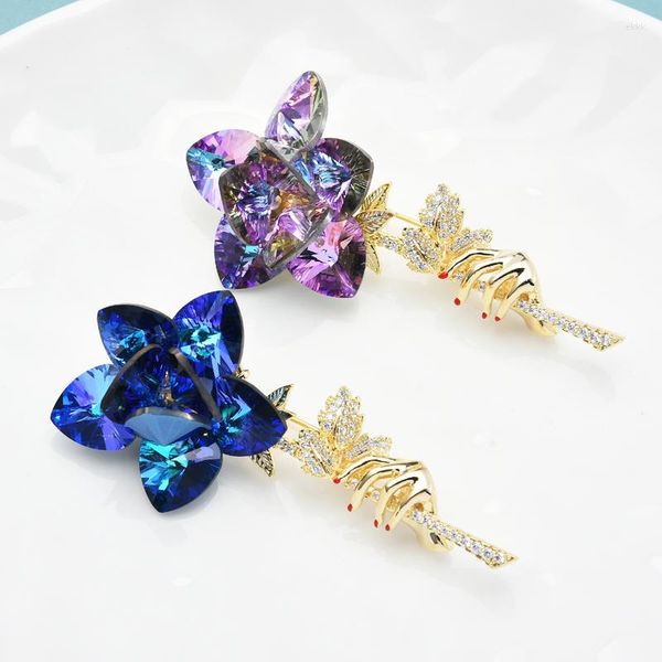 Spille Wulibaby Mano che tiene il fiore di cristallo per le donne Designer Blu Viola Beauty Party Office Pin Spilla Regali