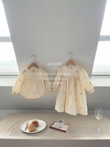 Família combina com roupas da primavera camisa de outono de algodão fofo vestido de bordado bebê menina floral romance mãe filha combinando irmãs olha para roupas 230505