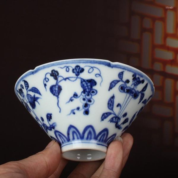 Schalen Ming Yongle Blau und Weiß, handbemalt, gefaltete Zweige, Blumen, Bambushut, Tassen, Teetasse, antike Keramikkollektion