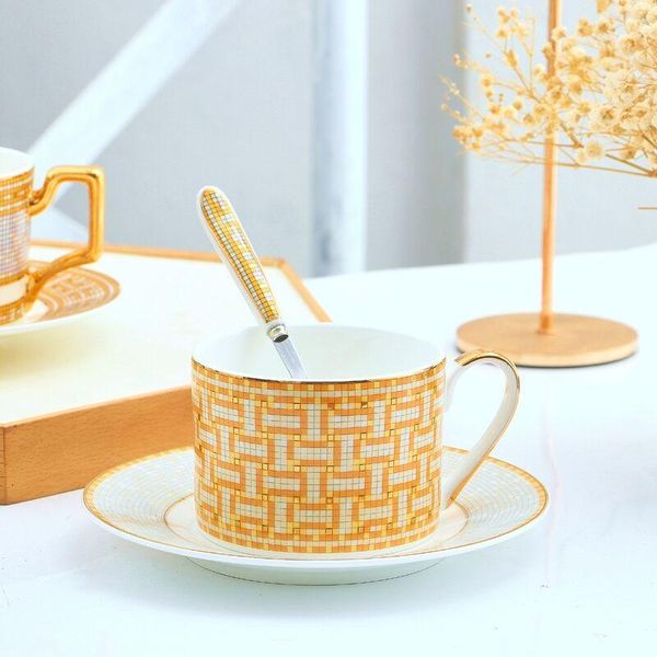 Ferramentas xícara de café design vintage porcelana conjunto de chá osso china copos e pires conjunto com colher cerâmica drinkware presente aniversário