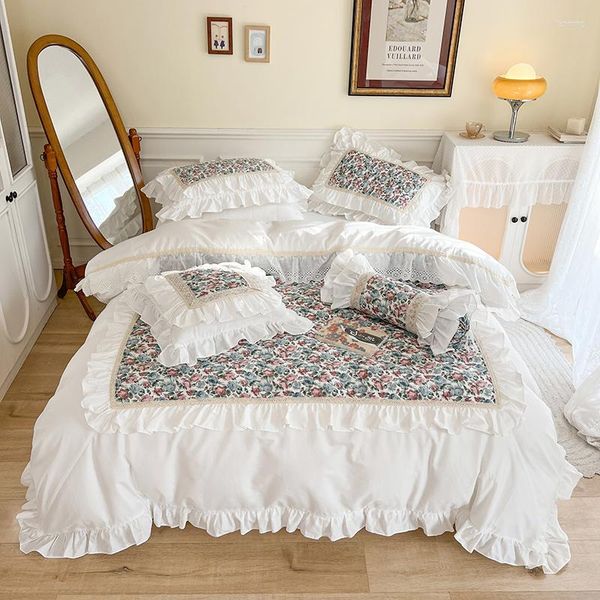 Set di biancheria da letto 2023 fiori di lusso stampa stile coreano bianco principessa pizzo volant camera da letto copripiumino gonna letto federe di lino