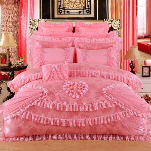 Yatak Seti Dantel Çiçek Nakış Lüks Prenses Düğün Pembe Kırmızı Jacquard Saten Nevresim Kapak Yatak Tabağı Yatak Yatağı Yastığı