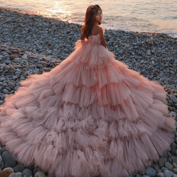 Blush Pink High Low Blumenmädchenkleider für Strandhochzeiten Kinder trägerlose Party Girls Pageant Kleider Prinzessin Birthday Photoshoot