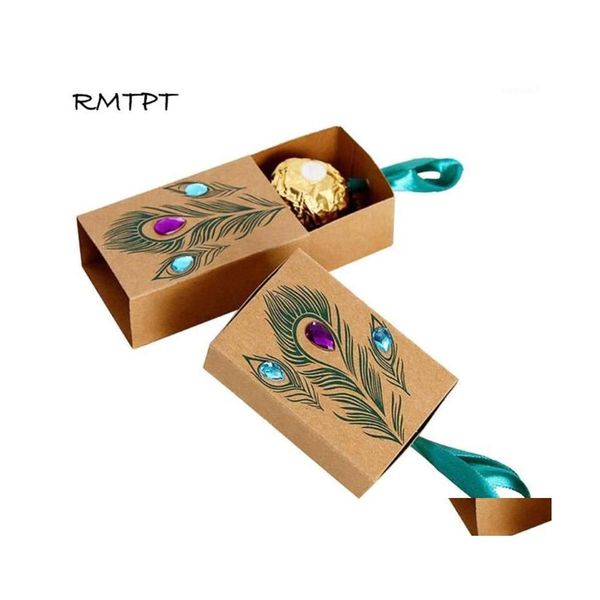 Подарочная упаковка Rmtpt 50pcs/L Peacock Peather Candy Boxes der Des Design Свадебные услуги Faux Athestone Kraft Paper 7,5x5x3cm1 Drop Deliver H Dhuj9