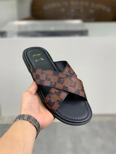 2023 Novo verão Luxo Selppers Men EVA EVA BOVIDO INTERIOR SANDALS DE SLIDE DE PRINCRIÇÃO DE PRIMAÇÃO SAPAÇÕES MAIAS MAIS FLIP FLIP