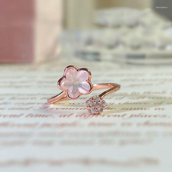Кластерные кольца вишнево цветет розовое хрустальное кольцо.