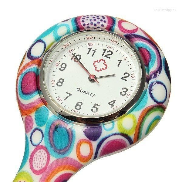 Relógios de pulso 5 PCs Big Size Impressa Skin Watch Women Women Silicone Broche Broche Quartz Moda de borracha de geléia da cruz vermelha