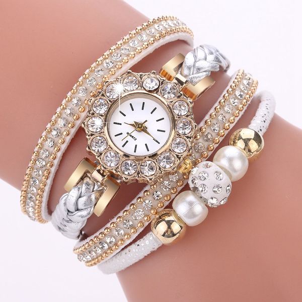 Womens observa couro dourado de luxo para pérolas vestidos criativos de pulseira casual relógio de relógio de relógio Relogio feminino 230506