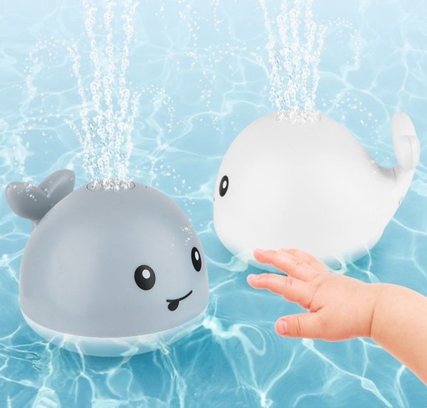 Badespielzeug Induktiver Wasserstrahl Ball Babydusche Lichtmusik Wasserstrahl Wal Sommer 230505