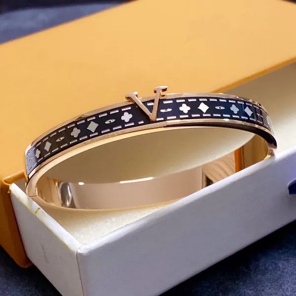 Men Bracelets Mulheres Bangled Designer Letter Jóias de jóias de couro falso 18K Gold Bated Aço inoxidável Feminino Presentes de casamento Bom Nice 4084