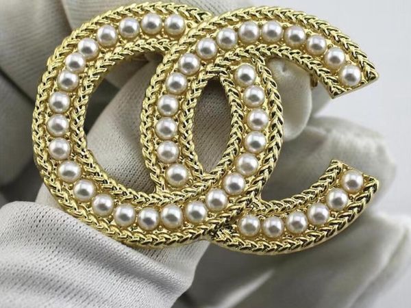20 estilos de marca designer letras broche moda feminina dupla letra incrustação pérola luxo r cristal strass terno pino jóias acessórios