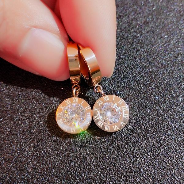 Orecchini a bottone YUN RUO Colore oro rosa Pave Zircone Numeri romani Orecchino Clip per orecchio Acciaio al titanio Gioielli di moda Regalo di compleanno Non tramonterà mai