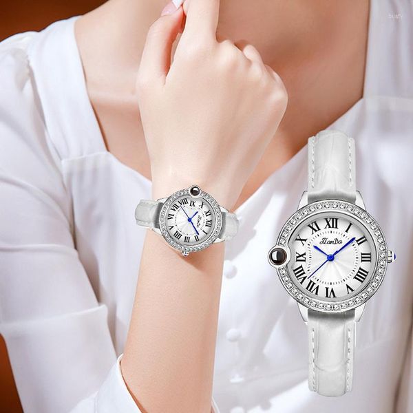 Relógios de pulso 2023 Mulheres de luxo assistem Top Brand Fashion Impermeável Elegante Correia branca Strap Diamond Ladies Quartz Watches Montre Femme