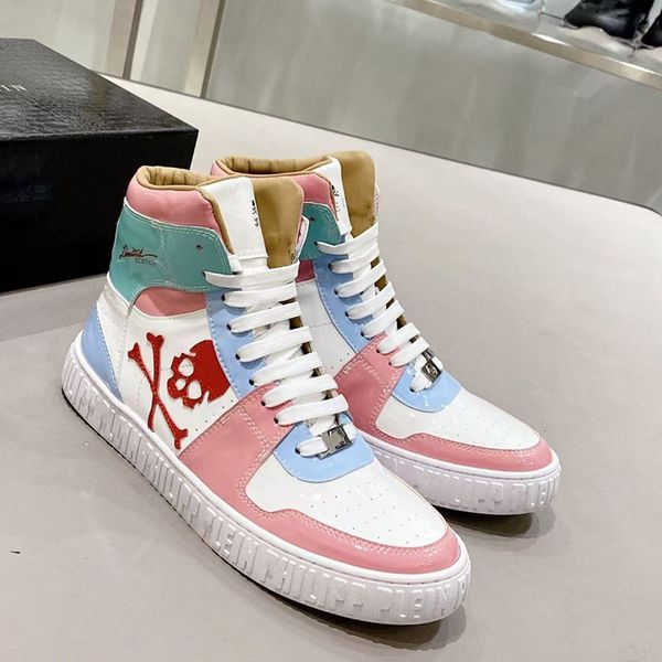 2023New High Tube Genune Leather Glitter Stivali in pelle bovina Coppia fondo spesso Donna Uomo Scarpe Strass Metal Skull Nnkle Boots mkjiik000002