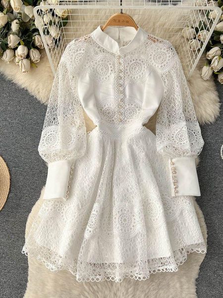 Lässige Kleider Vintage Blumenstickerei aushöhlen Spitzenkleid Damen Stehkragen lange Laterne Ärmel Perlen Knöpfe Party Vestidos