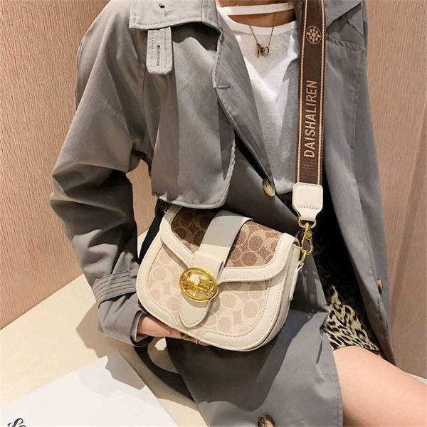 Bolsas baratas à venda Baobao Women's Bag 2023 New Fashion Crossbody Version Korean Style Slage Saddle Wide Strap Single Single