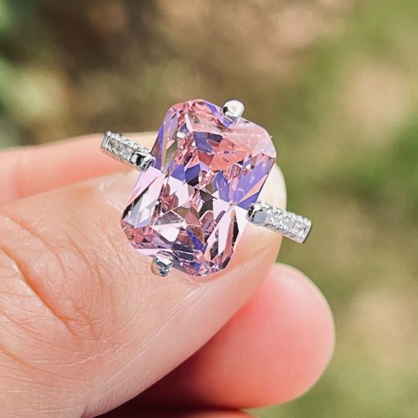 2023 Ins Top Sell Anelli di nozze Gioielli di moda semplici Forma di cuscino Lagre 5A Rosa Cubic Zirrcon CZ Pietre preziose Diamanti Eternità Anello di fidanzamento per donna Anello regalo