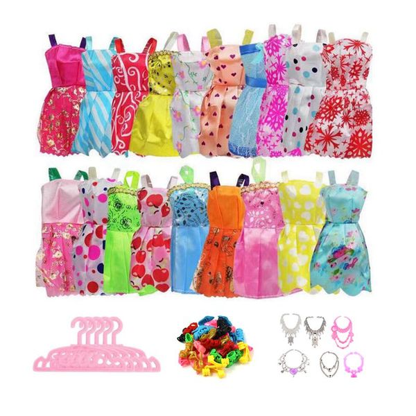 Kawaii 35 Ürünler /Lot Çocuk Oyuncakları = 10 Mini Elbise +10 Askı +10 Ayakkabı +5 Bebek Aksesuar Barbie DIY Çocuk Oyunu Mevcut