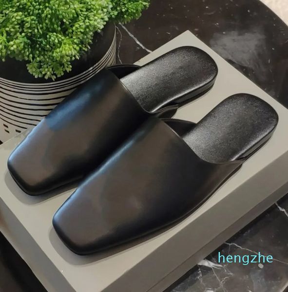 DONNA COZY MULE IN NERO sandali firmati Comoda pelle di vitello liscia Punta arrotondata sulla tomaia per una facile calzata sandali da togliere