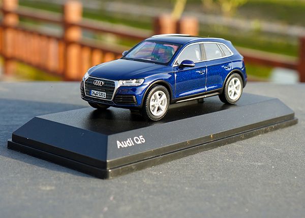 Diecast Model 1 43 Audi Q5 Modellauto Metalllegierung Spielzeugauto für Kindergeschenke Sammlung Display Box 230509