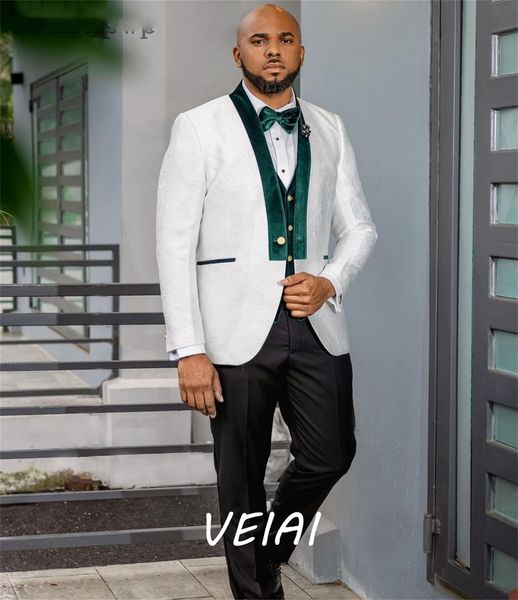 Abiti da uomo Blazer in bianco Abiti da uomo 3 pezzi Set di blazer di velluto verde Abiti da sposo da sposa Costume Homme Mariage smoking hombre elegante 230509