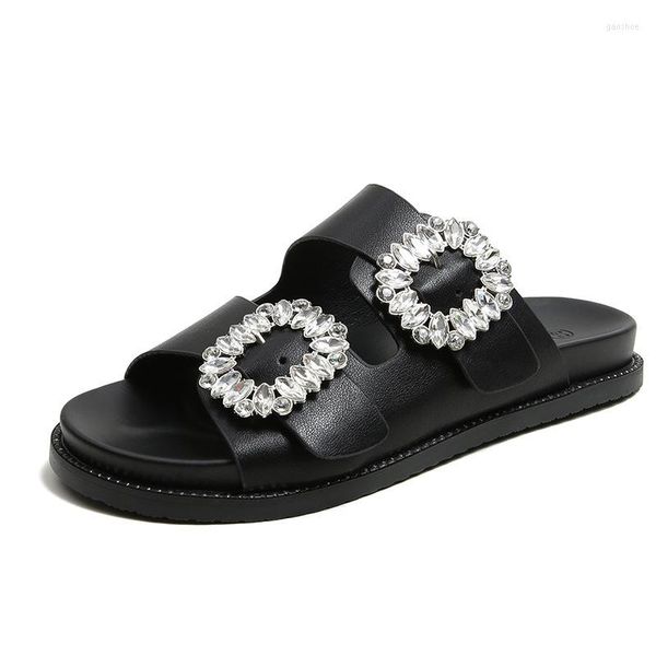 Sandálias Ajustar sapatos de fivela de fivela de verão Mulher chinelos de cristal lâminas casuais ao ar livre mulheres planícies confortáveis ​​flipflops plus size 34-43
