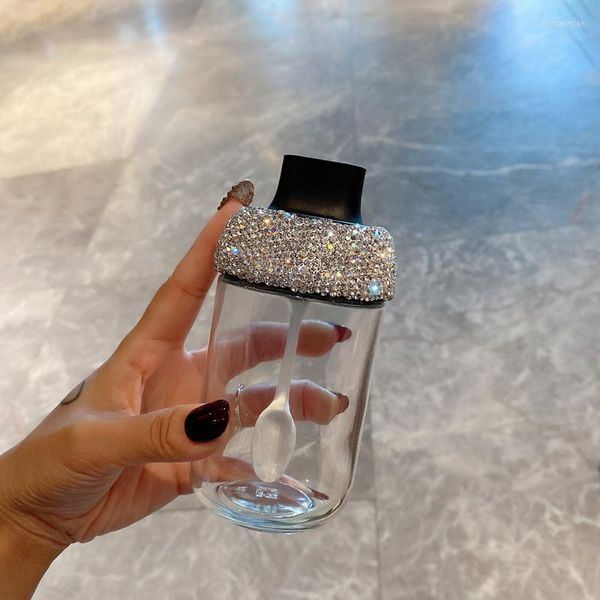 Vorratsflaschen Bling Küche Gewürzglas Löffel Abdeckung Integrierte Glas versiegelte Flasche Topf Salz Zuckerdosen mit Strass