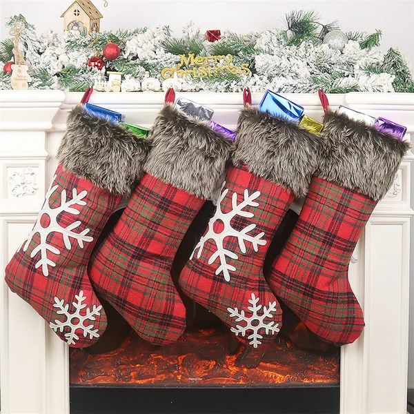 Fabrika Noel Çorapları 18 inç Büyük Ekose Kar Tanesi Peluş Peluş Sahte Kürk Çorapları Aile Tatili Noel Partisi Süslemeleri