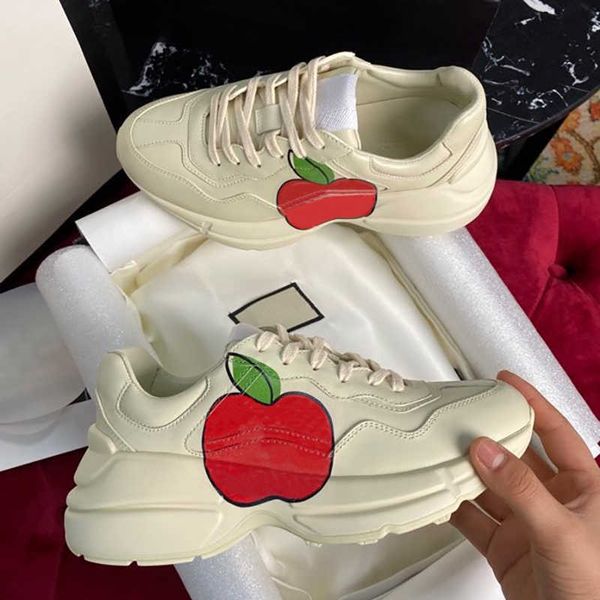 Mulheres tênis Rhyton Beige Trainers Sapato de luxo vintage Chaussures Red Apple Mouth e National Flag Dad Dads Sapatos Ladies Sneaker Women Designer 319