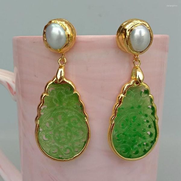 Ohrstecker KKGEM Vintage-Stil Grüne Jade geschnitzte Birnenform kultivierte weiße Süßwasserperle Partyschmuck für Frauen