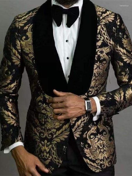 Abiti da uomo Luxury Gold Jacquard Abito da uomo 2 pezzi Blazer Pantaloni neri Un bottone Velluto Risvolto trasparente Moda Business Matrimonio moderno