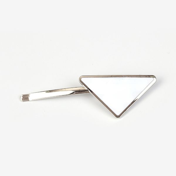 Nuovo marchio di orecchini a triangolo rovesciato in metallo con piastra di ferro geometrica alla moda semplice