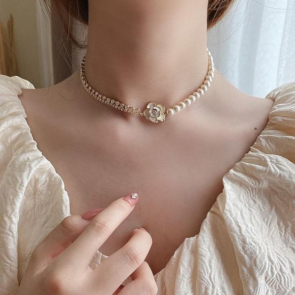 Choker Exquisite weiße Kamelienblüten-Halsketten für Frauen, elegante Perlenkristall-Schlüsselbeinkette, asymmetrischer Hochzeitsschmuck