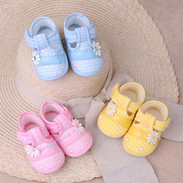 Primeiros caminhantes sapatos de bebê moda meninas fofas adorável floral doce arco de menino infantil de menino conforto mole