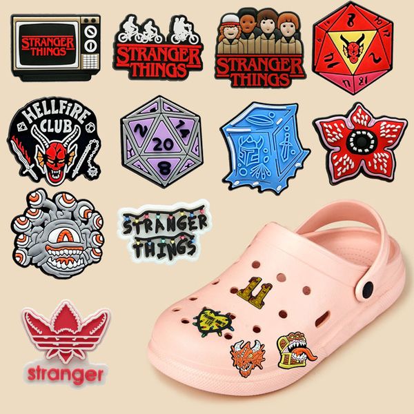 Accessori per parti di scarpe 100pcs Stranger Things Charms in PVC Fiori strani Ornamenti Decorazioni Dadi a venti facce per ragazza Regalo per bambini 230510