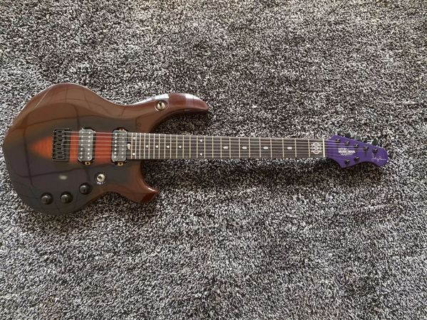 Anpassung Seltene 7-saitige weinrote E-Gitarre mit Vibro-Brücke und schwarzer Hardware