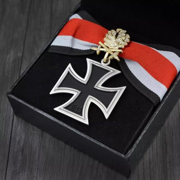 Outra decoração da casa de alta qualidade Knight Cross 1813 1939 Medalha de ferro com certificado de folha de carvalho de diamante e caixa 230511