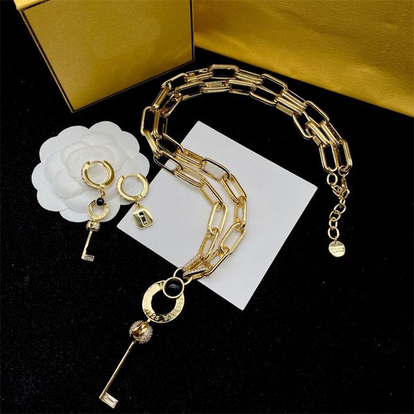 Collana di marca di lusso Giallo dorato Nobile Elegante pietra preziosa nera Diamante spezzato intarsiato con set di gioielli da donna a forma di chiave a catena grande