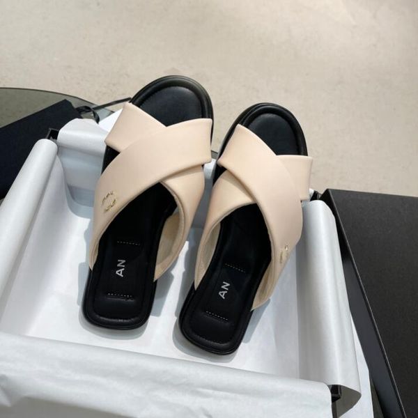 Sommer neue Designer-Damen-Hausschuhe, High-End-Komfort, Leder, Latex, weich, verformungsfrei, Briefbeschriftung, Luxus-Sandalen, EU 35–40