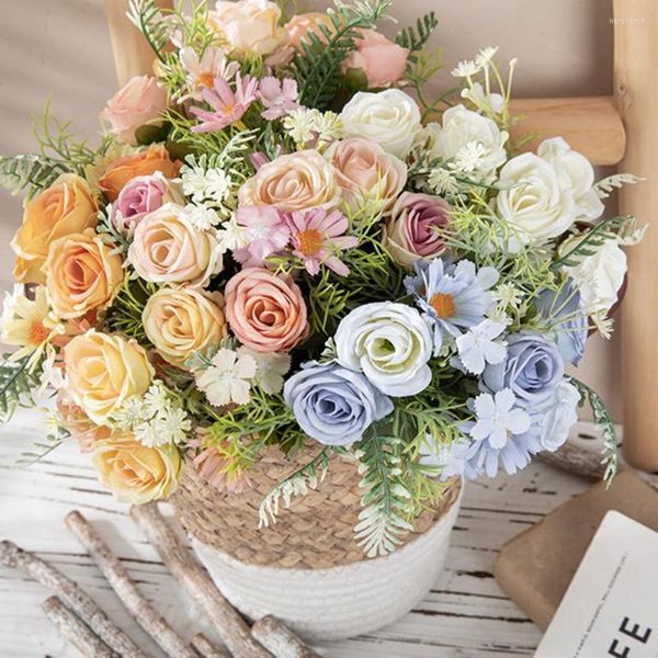 Fiori decorativi 1 mazzo di fiori artificiali Anti-sbiadimento Aspetto realistico 5 forchette 4 boccioli di rosa Simulazione di matrimonio Bouquet Decorazioni per la casa