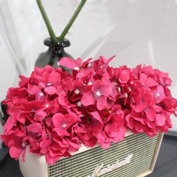 Flores decorativas 10pcs fúcsia hidrangea de seda atacado com caule artificial para decoração de casamentos