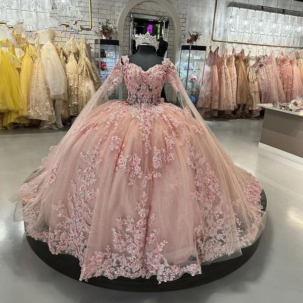 Rosa Quinceanera-Kleider im Prinzessin-Stil mit Umhang, 3D-Blumenapplikation, Schnürkorsett, Aschenputtel-Abschlussball-Geburtstags-Sweet-16-Kleid