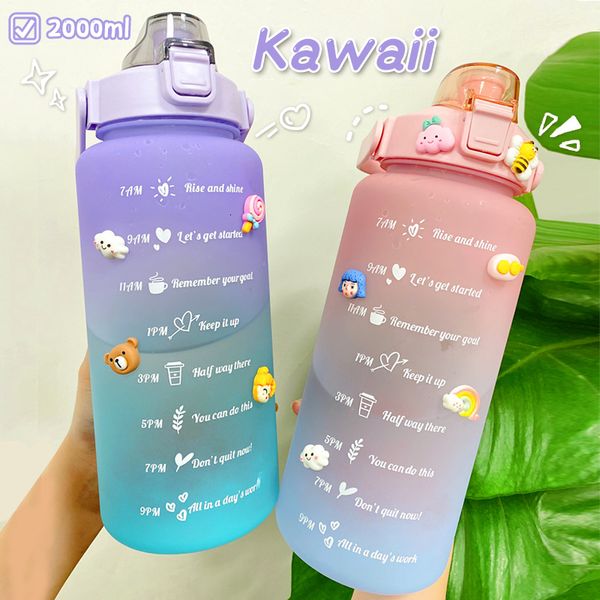 Wasserflaschen 2L Große Kapazität Flasche mit Bounce Cover Zeitskala Erinnerung Frosted Cup Niedliche Aufkleber für Outdoor-Sport Fitness 230510