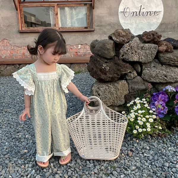 Completi di abbigliamento 2023 Coreano Estate Kid Girl Tutina Cotone floreale Fly manica rattoppato pizzo increspato colletto quadrato pantaloni gamba larga 230511