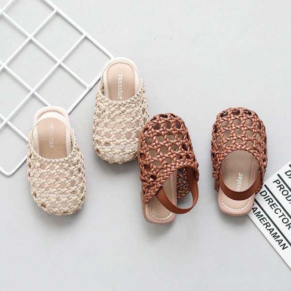 Tarak bebek kız ayakkabısı Örgülü sandaletler için moda içi boş deri ayakkabı yumuşak taban retro prenses terlik plaj 230511