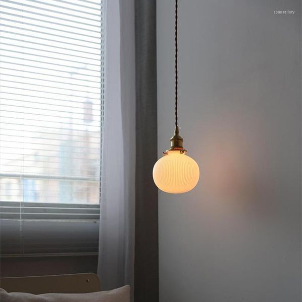 Lampade a sospensione Lampadario in rame in vetro bianco Nordico semplice sala da tè Portico Bar Camera da letto Comodino Palla minimalista