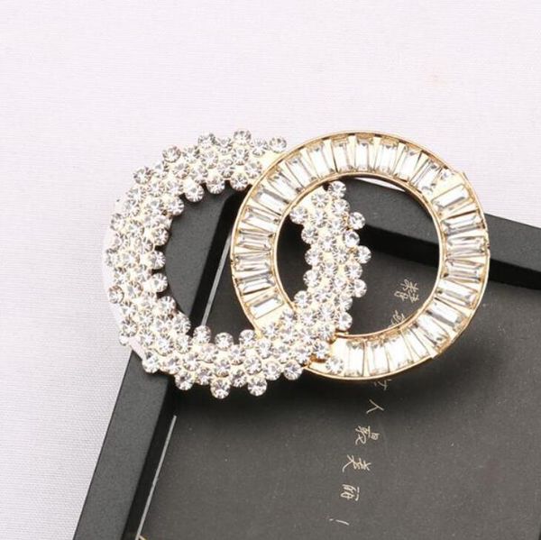 20style Fashion Brand Lettera Designer Spille Lettere di alta qualità Risvolto Donna Uomo Crystal Rhinestone Pearl Pin Wedding Party Metal Jewerlry Con figura timbro